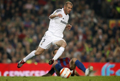 Zinedine Zidane Real Madrid | Kicking Action Poster | Soccer Legend Wall Art - Sports Poster