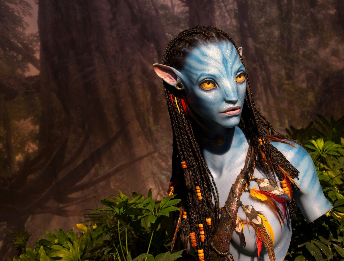 Avatar 2009 Movie Poster | Neytiri among Forest Leaves - Movies & TV Poster