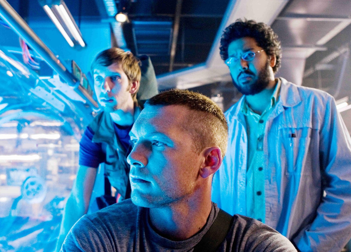 Avatar 2009 Movie Poster | Human Researchers in the Lab - Movies & TV Poster