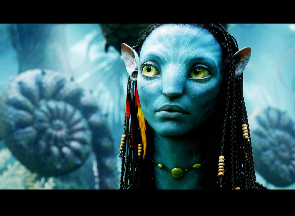 Avatar 2009 Movie Poster | Neytiri Close-Up with Forest Background - Movies & TV Poster