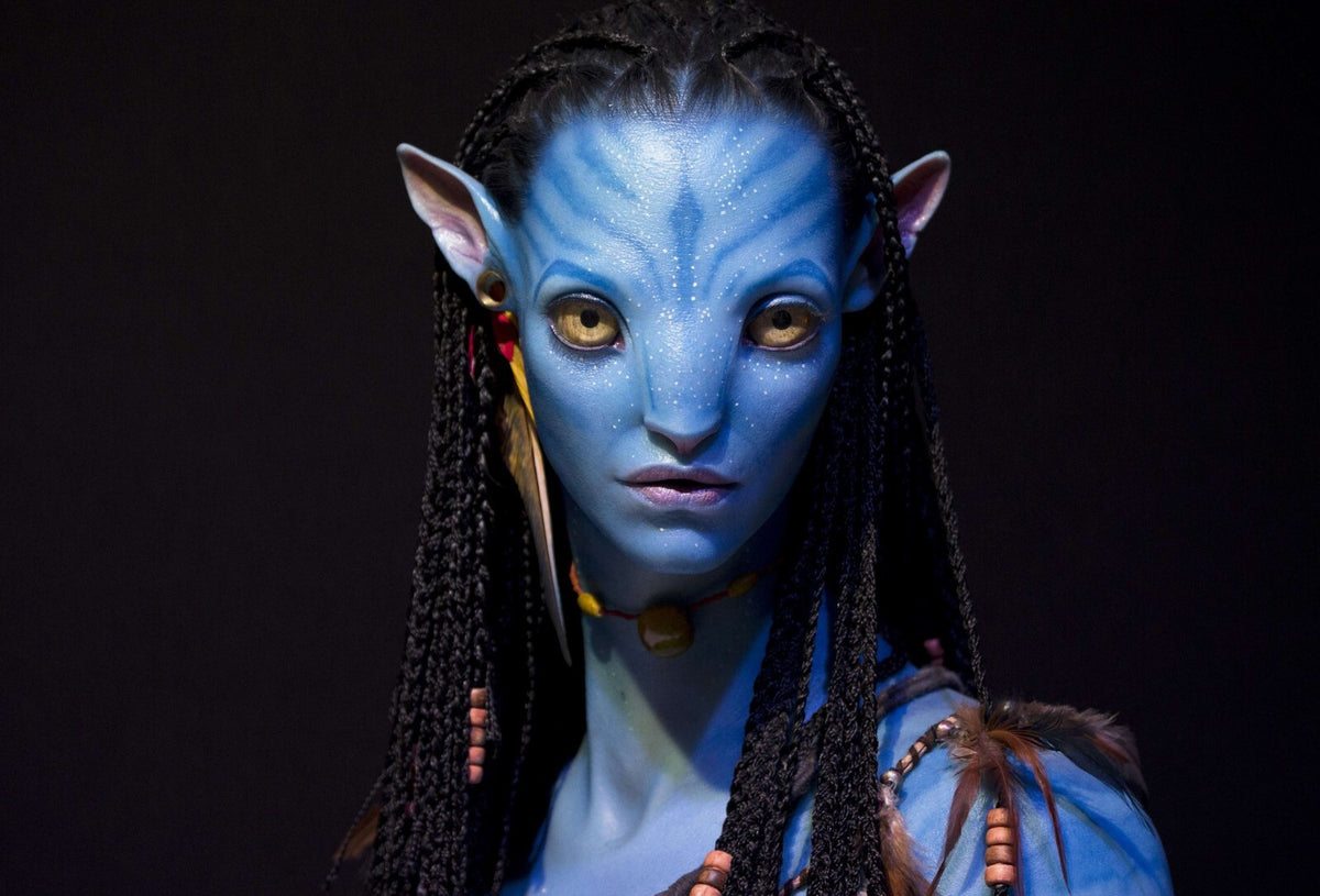Avatar 2009 Movie Poster | Neytiri Portrait against Black - Movies & TV Poster