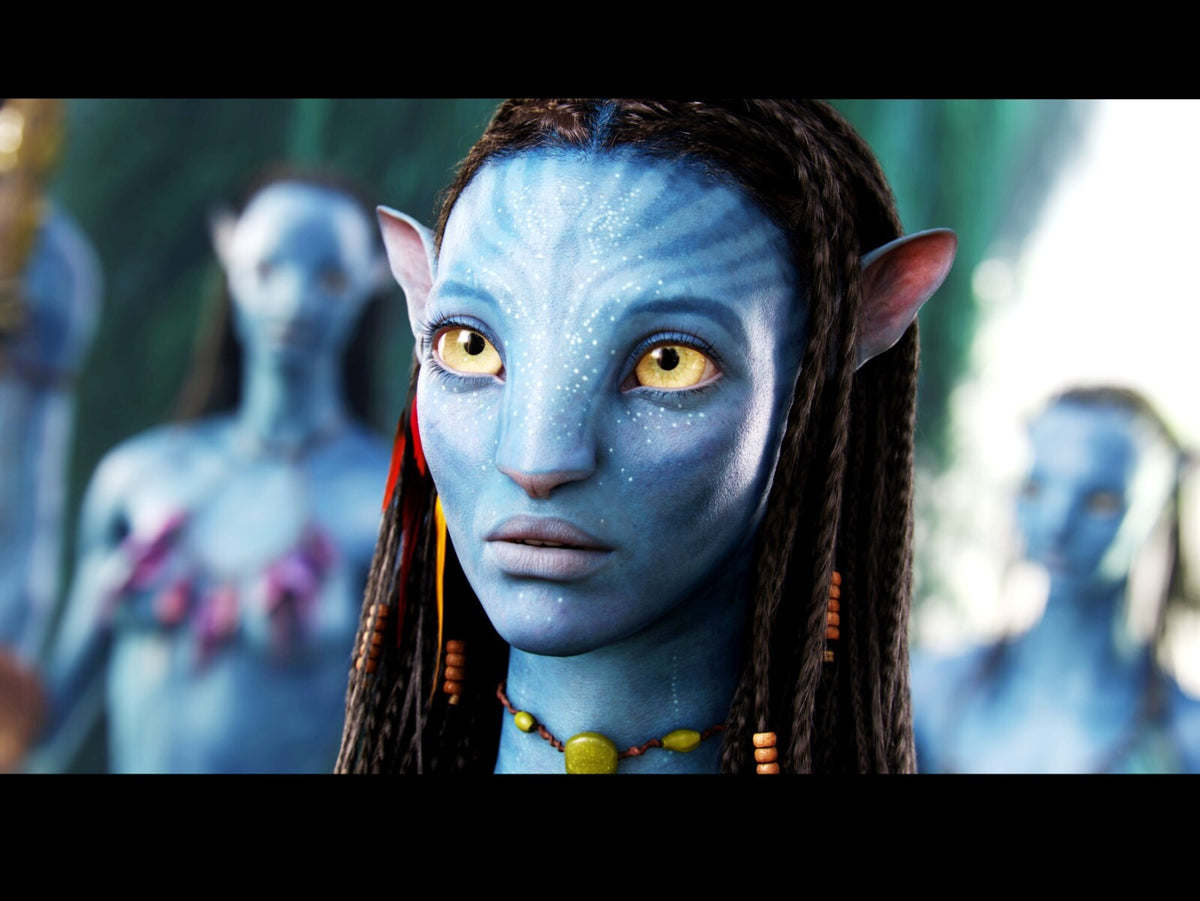 Avatar 2009 Movie Poster | Neytiri before the Na'vi Clan - Movies & TV Poster