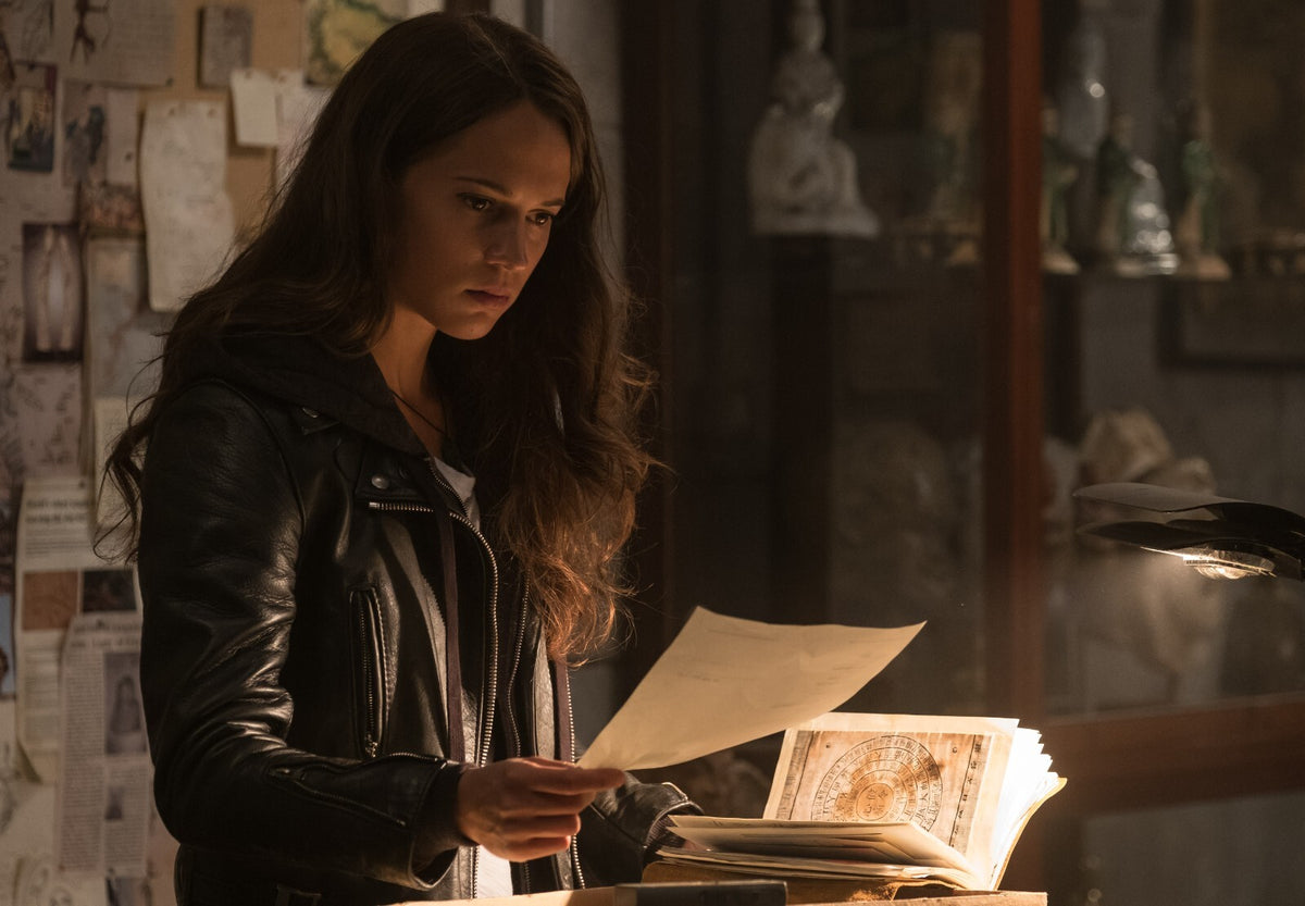 Tomb Raider 2018 Movie Poster | Lara Croft Examining Her Father's Papers - Movies & TV Poster