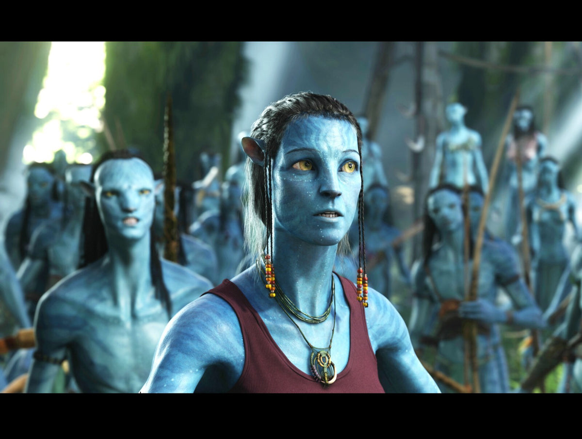 Avatar 2009 Movie Poster | Na'vi Woman among the Clan - Movies & TV Poster