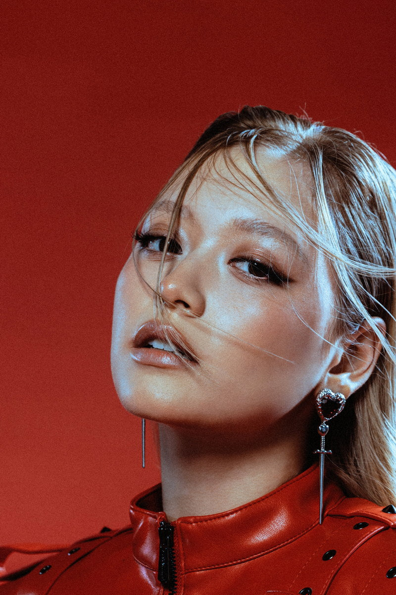 Girlset Kendall | Commas Poster | K-pop Portrait - Music Poster