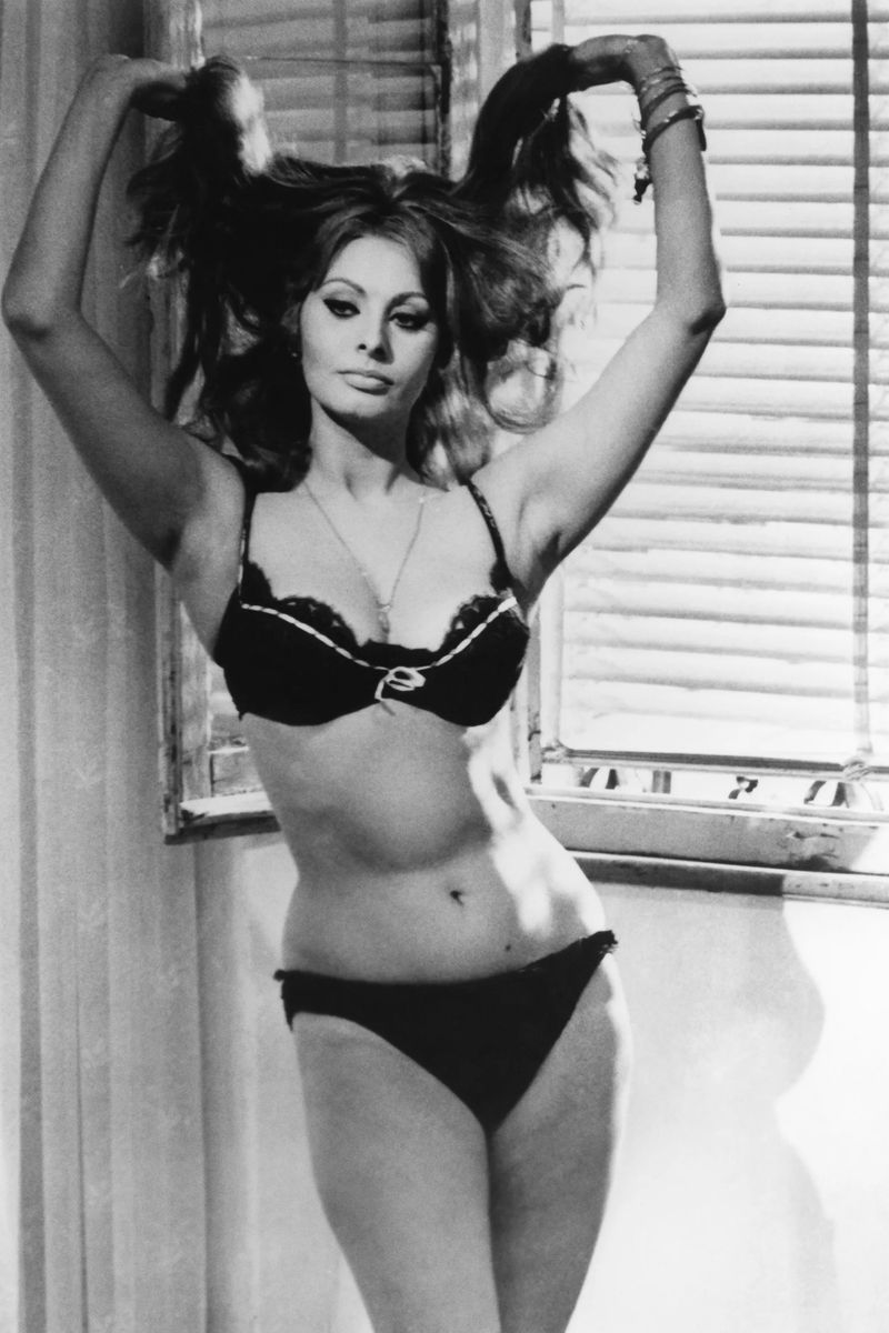 Sophia Loren in Bikini Poster | Black and White Portrait Wall Art Print - Celebrities Poster