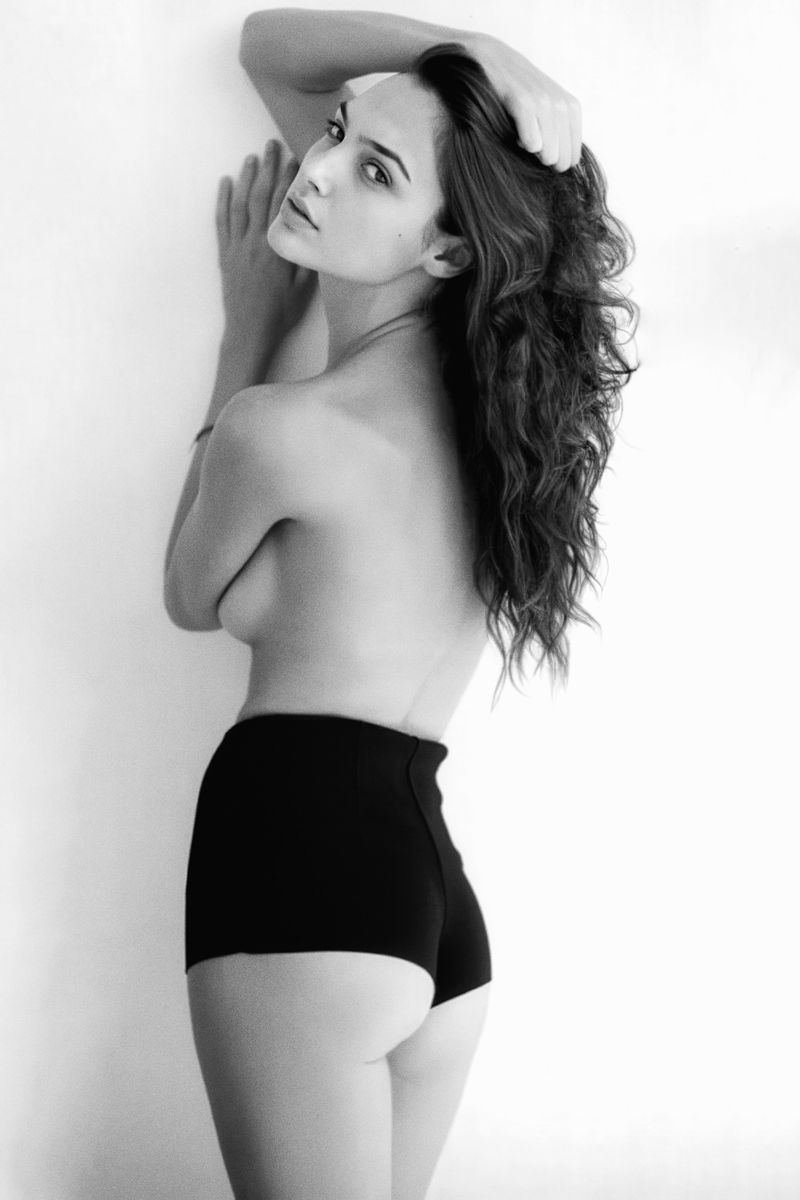 Gal Gadot in Black Shorts Poster | Black and White Portrait Wall Art Print - Celebrities Poster